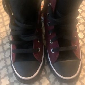 Converse Youth Chuck Taylor All Star High Top Shoes Sneakers 885257 ( size 2 )